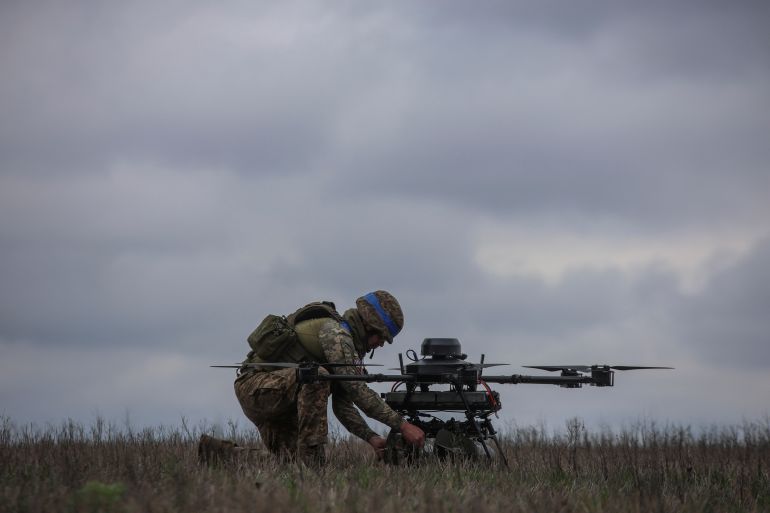 أميركا وروسيا وإسرائيل.. ما السر وراء فشل الجيوش القوية في حروبها؟ 19 A Ukrainian serviceman of the 25th Airborne Brigade prepares a Vampire, a heavy unmanned aerial vehicle, for flight near a front line, amid Russia's attack on Ukraine, in Donetsk region, Ukraine April 5, 2025. REUTERS/Oleksandr Ratushniak