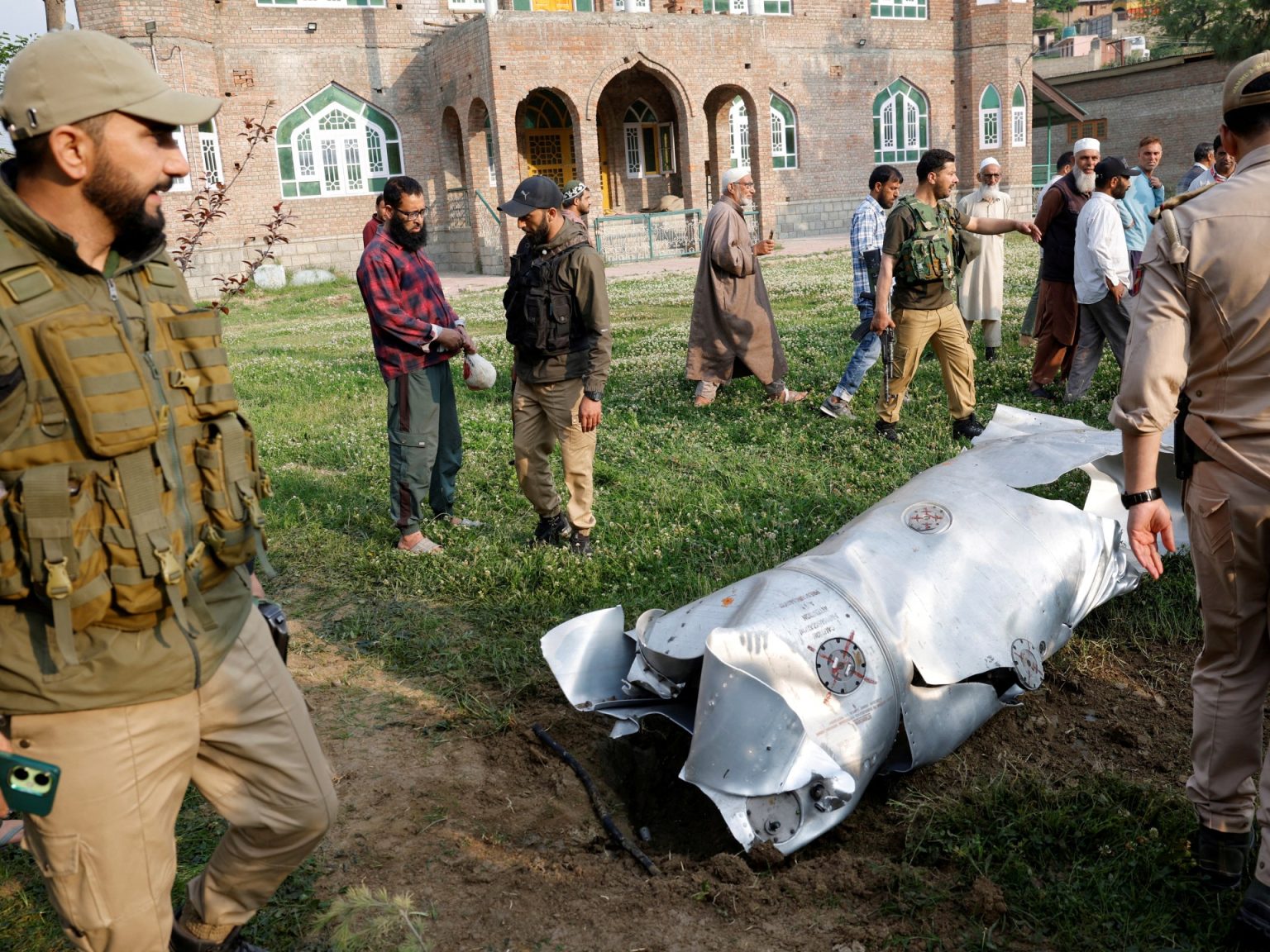 عشرات القتلى والجرحى بقصف متبادل وباكستان تعلن إسقاط 5 مقاتلات هندية reuters 681afd94 1746599316