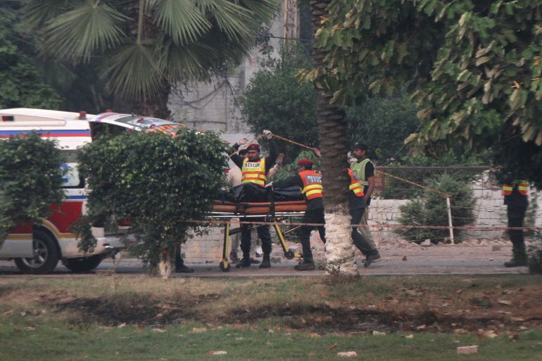 بالصور.. تصعيد جديد يعيد شبح المواجهة بين الهند وباكستان 26 Rescuers wheel a body towards an ambulance after it was recovered from a building hit by an Indian strike in Muridke near Lahore, Pakistan, May 7, 2025. REUTERS/Mohsin Raza