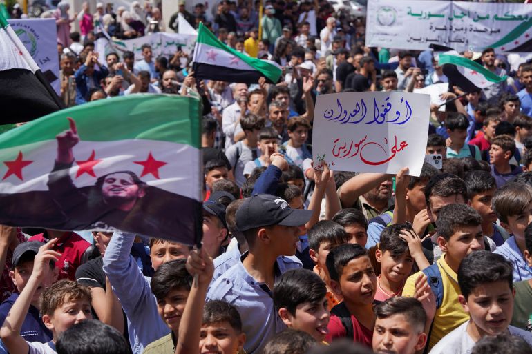 التفكيك ونشر الفوضى خيار إسرائيل بسوريا بدل التطبيع معها 20 Demonstrators protest against Israeli attacks on Syria, in Hama, Syria May 4, 2025. REUTERS/Karam Al-Masri