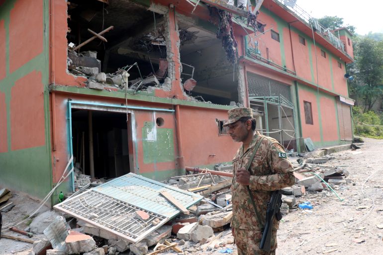 هل أنقذت إدارة ترامب العالم من كارثة نووية بين الهند وباكستان؟ 28 A Pakistan Army soldier stands in front of damaged Bilal Mosque after it was hit by an Indian strike in Muzaffarabad, the capital of Pakistan-administered Kashmir, May 7, 2025. REUTERS/Stringer