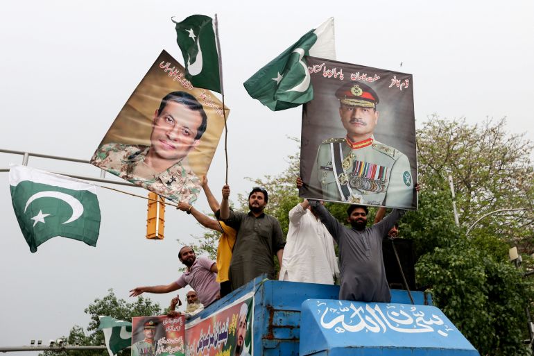 الهند تقر بخسائرها وهدوء حذر على الحدود مع باكستان 19 People carry posters in support of Pakistan Army, day after the ceasefire announcement between India and Pakistan, in Lahore, Pakistan, May 11, 2025. REUTERS/Mohsin Raza