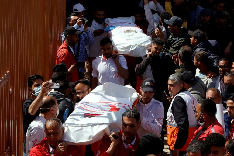 بالصور.. طواقم الهلال الأحمر تطالب بالحماية وسط غياب العدالة في غزة 23 FILE PHOTO: Palestinians mourn medics, who came under Israeli fire while on a rescue mission, after their bodies were recovered, according to the Red Crescent, at Nasser hospital in Khan Younis in the southern Gaza Strip March 31, 2025. REUTERS/Hatem Khaled/File Photo