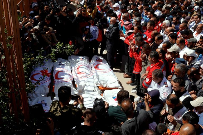 بالصور.. طواقم الهلال الأحمر تطالب بالحماية وسط غياب العدالة في غزة 25 FILE PHOTO: Palestinians mourn medics, who came under Israeli fire while on a rescue mission, after their bodies were recovered, according to the Red Crescent, at Nasser hospital in Khan Younis in the southern Gaza Strip March 31, 2025. REUTERS/Hatem Khaled/File Photo