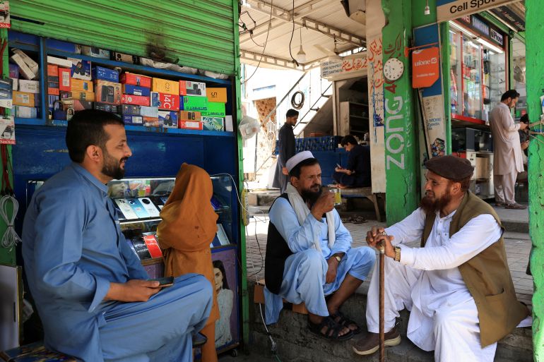 الهدوء يسود بين الهند وباكستان ومودي يتوعد 20 People sit outside a shop following the ceasefire announcement between India and Pakistan, in Islamabad, Pakistan, May 12, 2025. REUTERS/Akhtar Soomro