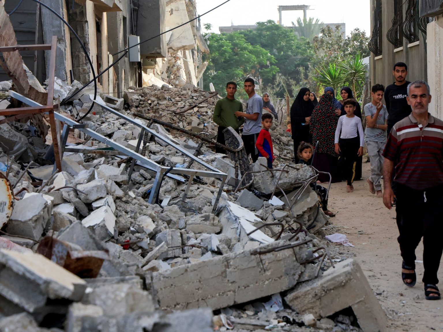 28 شهيدا في غزة منذ الفجر والاحتلال يواصل استهداف المستشفيات reuters 682ae7e2 1747642338