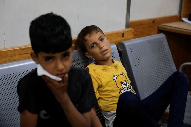 غزة تختنق.. جوع وموت ودمار في قبضة الاحتلال 31 Injured Palestinian children sit on a chair at Nasser Hospital, following an Israeli strike, in Khan Younis, southern Gaza Strip, May 19, 2025. REUTERS/Hatem Khaled