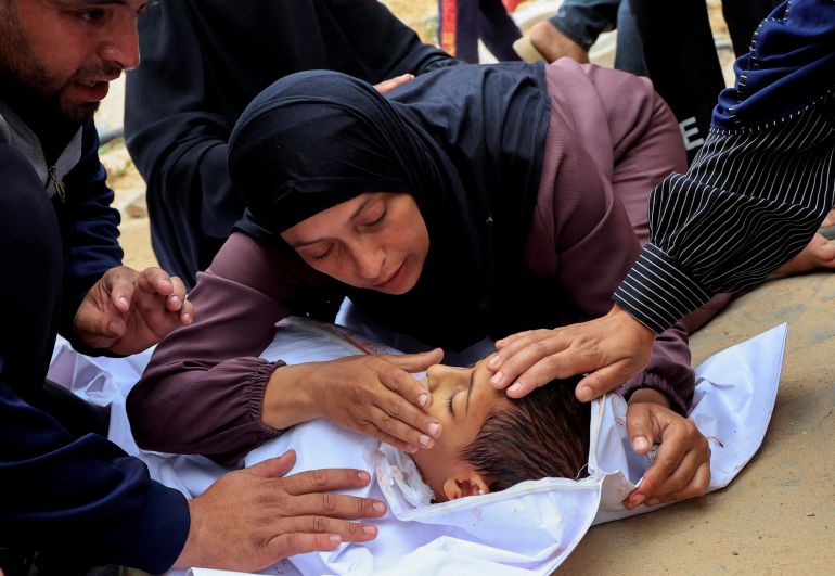 غزة تختنق.. جوع وموت ودمار في قبضة الاحتلال 27 SENSITIVE MATERIAL. THIS IMAGE MAY OFFEND OR DISTURB Mourners react as they look at the body of a Palestinian boy killed in an Israeli strike, at Nasser hospital, in Khan Younis, southern Gaza Strip, May 18, 2025. REUTERS/Hatem Khaled TPX IMAGES OF THE DAY
