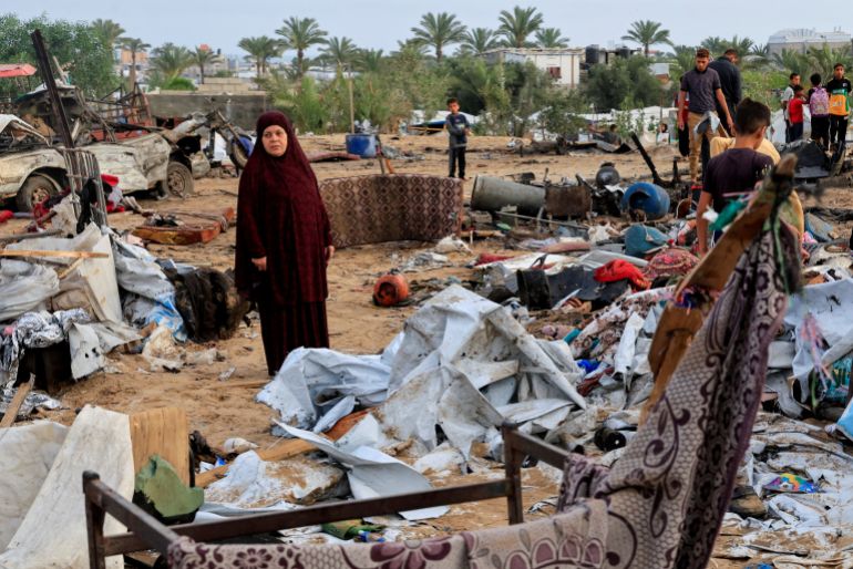 غزة تختنق.. جوع وموت ودمار في قبضة الاحتلال 26 Palestinians inspect the damage at the site of an Israeli strike on a tent camp sheltering displaced people, in Khan Younis, southern Gaza Strip, May 18, 2025. REUTERS/Hatem Khaled TPX IMAGES OF THE DAY