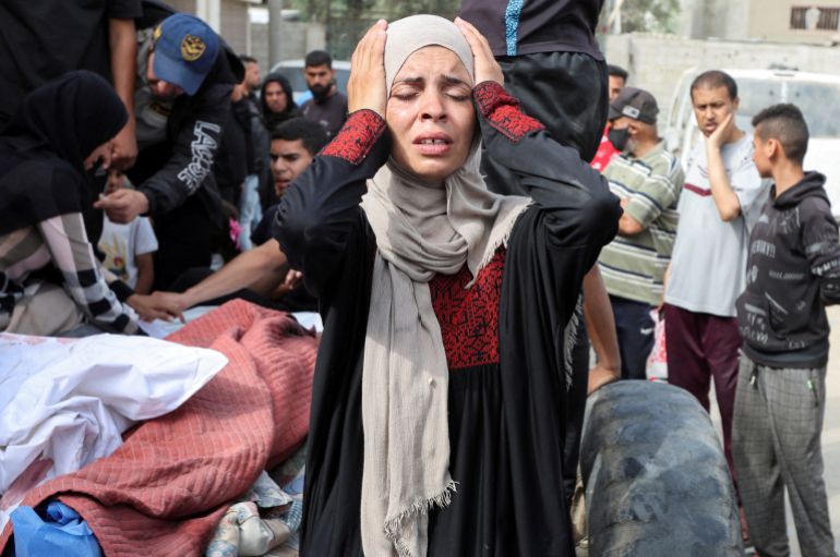 غزة تختنق.. جوع وموت ودمار في قبضة الاحتلال 29 A woman reacts during the funeral of Palestinians killed in Israeli strikes, at Al-Aqsa Martyrs hospital, in Deir Al-Balah in the central Gaza Strip, May 18, 2025. REUTERS/Ramadan Abed TPX IMAGES OF THE DAY