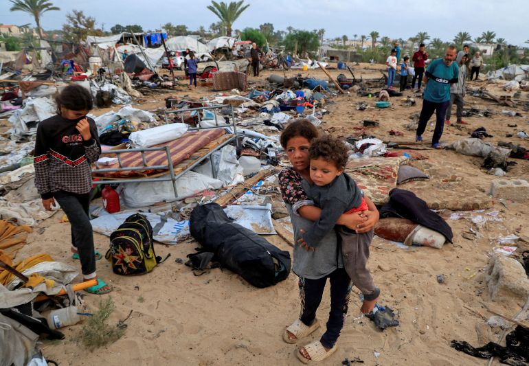 غزة تختنق.. جوع وموت ودمار في قبضة الاحتلال 30 Palestinians inspect the damage at the site of an Israeli strike on a tent camp sheltering displaced people, in Khan Younis, southern Gaza Strip, May 18, 2025. REUTERS/Hatem Khaled TPX IMAGES OF THE DAY