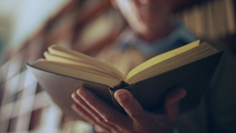 عن قلوب الشعوب وأرواحها.. حديث في الثقافة واللغة وارتباطهما بتعليم اللغة لغير الناطقين بها 21 An educated man reading in a library