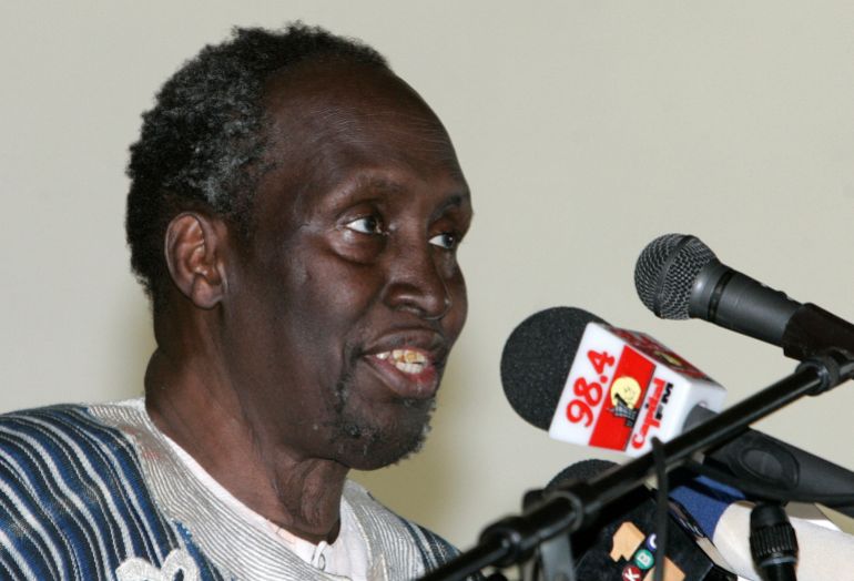 نغوغي وا ثيونغو.. أديب أفريقيا الذي خلع الحداثة الاستعمارية 2 FILE PHOTO: Kenyan author Ngugi Wa Thiong'o speaks during the launch of his new book "Wizard of the Crow" at the University of Nairobi January 15, 2007. The book, which took Wa Thiong'o more than six years to write, was released on Monday, about 20 years after his novel "Matigari". REUTERS/Antony Njuguna (KENYA)/File Photo