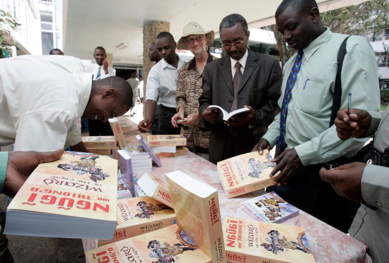 نغوغي وا ثيونغو.. أديب أفريقيا الذي خلع الحداثة الاستعمارية 1 Students and staff buy the newly launched book "Wizard of the Crow" by Ngugi Wa Thiong'o at the University of Nairobi January 15, 2007. The book, which took Wa Thiong'o more than six years to write, was released on Monday, about 20 years after the author's novel "Matigari". REUTERS/Antony Njuguna (KENYA)