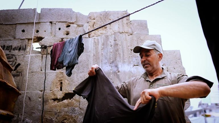 من داخل باص مهجور.. معلم غزة يدرّس معنى الصمود 4 طلال بن ربيع أبو الامجد- من داخل باص مهجور.. معلم غزة القدير يدرّس الصمود