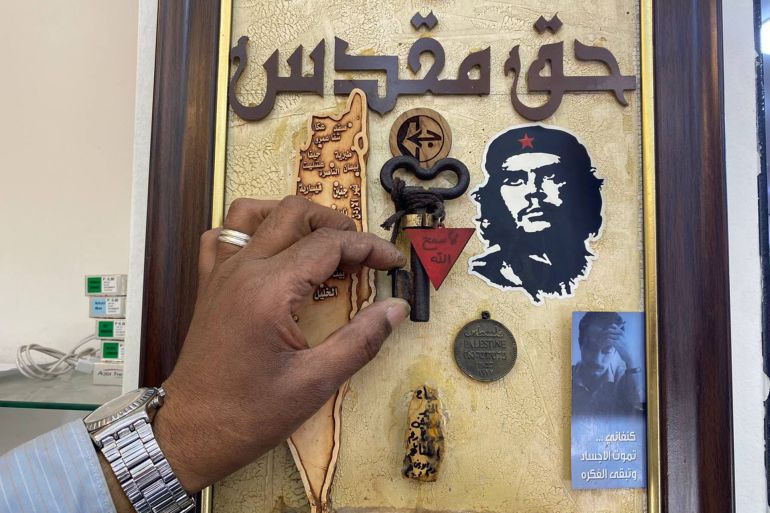 خريطة فلسطين لفحص العيون في مخيم الوحدات بالأردن 3 حق العودة حق مقدس .. بهذه الكلمات يؤكد إحسان لزبائنه من أبناء مخيم الوحدات.. الجزيرة نت