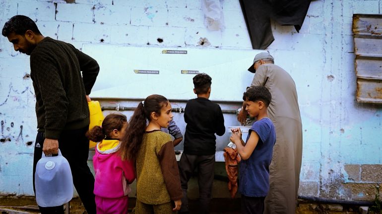 من داخل باص مهجور.. معلم غزة يدرّس معنى الصمود 1 الحرب الأخيرة دمّرت حلمه بتنشئة جيل يؤمن بالسلام والعمل