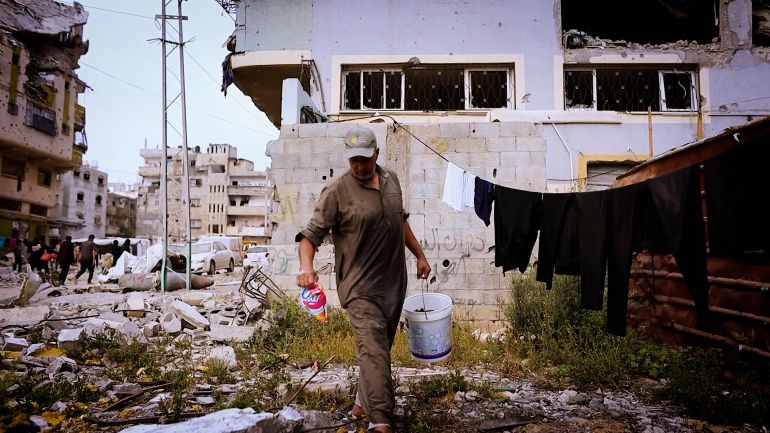 من داخل باص مهجور.. معلم غزة يدرّس معنى الصمود 2 المدرسة التي درّس فيها أصبحت ركاما، والتلاميذ تفرقوا في الملاجئ أو المقابر