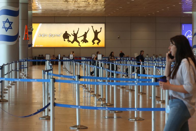 هل الفشل أميركي؟.. صاروخ يمني يقلب الصورة 2 Passengers wait for flights at the Ben Gurion Airport in Tel Aviv during a nationwide strike on September 2, 2024. - Israel's main union on September 1 ordered a nationwide general strike after soldiers recovered the bodies of six killed hostages from the Gaza Strip where the military is battling Palestinian militants. (Photo by GIL COHEN-MAGEN / AFP)