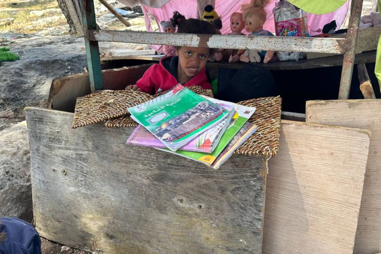 كتبهم الدراسية تحولت لأدوات للعب بسبب عدم تمكنهم م الذهاب للمدرسة بعد النزوح
