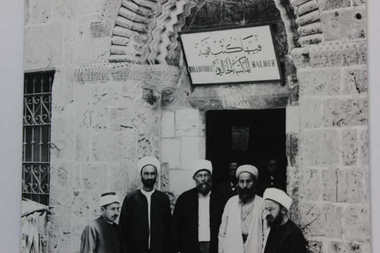 "أثر الصورة".. تاريخ فلسطين المخفي عبر أرشيف واصف جوهرية الفوتوغرافي 1 14-صورة أرشيفية تعود ليوم افتتاح المكتبة الخالدية عام 1900(الجزيرة نت)
