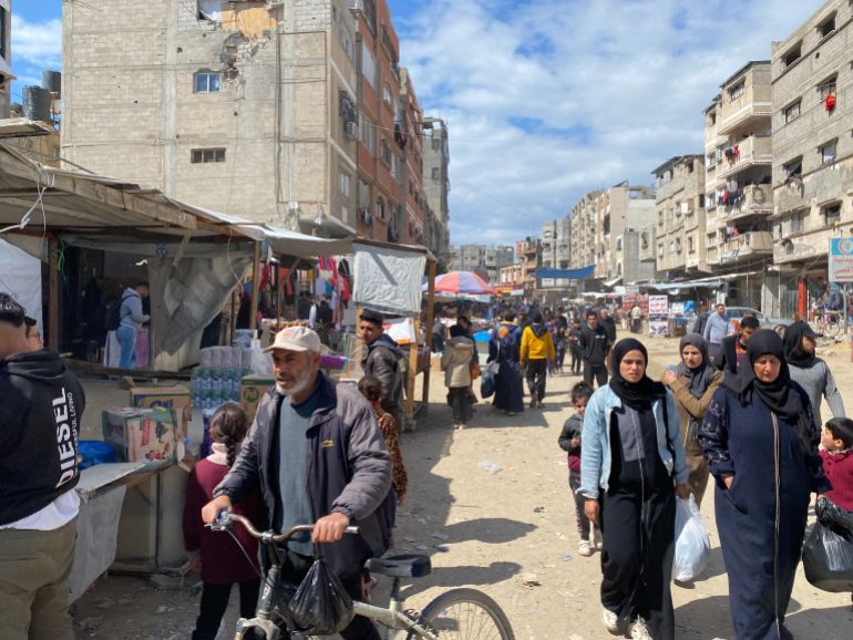 بعد إيران.. تباين في غزة حول وقف حرب إسرائيل عليها 1 يراقب الغزيون اتفاق وقف اطلاق النار بين ايران وإسرائيل ويأملون في اتفاق مماثل يوقف حرب الإبادة الإسرائيلية على غزة-رائد موسى-خان يونس-الجزيرة نت