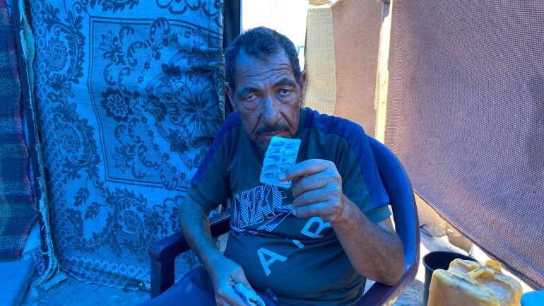 مرضى غزة يلجؤون للأدوية منتهية الصلاحية 1 يفتقد المريض سليمان عرفات دواء الضغط الذي اعتاد عليه ويعاني من تدهور على حالته الصحية-رائد موسى-دير البلح-الجزيرة نت