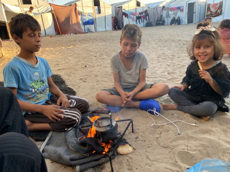 مجوّعو غزة يروون للجزيرة نت مأساة الطعام المغمّس بالدم 2 هيئات محلية ودولية تتهم الاحتلال باستدراج المجوعين لمصائد موت على أبواب مراكز المساعدات وفي طريق شاحنات الطحين-رائد موسى-غزة-الجزيرة نت