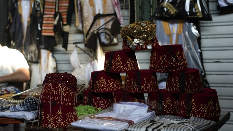 4 أسباب تجعل العيد في سوريا مختلفا هذا العام 1 طرابيش تقليدية تُباع في العيد بسوق الحميدية في دمشق_ الجزيرة نت