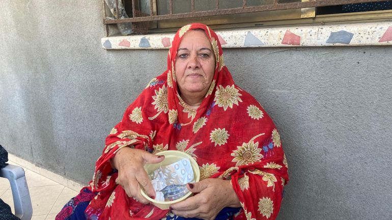 مرضى غزة يلجؤون للأدوية منتهية الصلاحية 2 أم ساهر نصار تناولت مضطرة أدوية منتهية الصلاحية بسبب أزمة الدواء الحادة في قطاع غزة-رائد موسى-دير البلح-الجزيرة نت