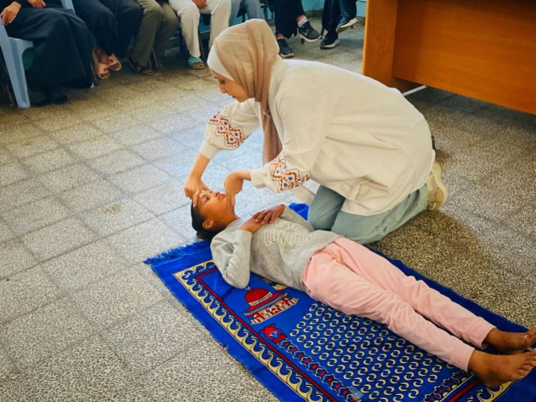 هكذا يساهم طلبة الطب بغزة في إنقاذ ضحايا الحرب 4 ليان العكلوك في حصة تدريبية داخل مركز إيواء مدرسة غزة الجديدة-رائد موسى-غزة-الجزيرة نت