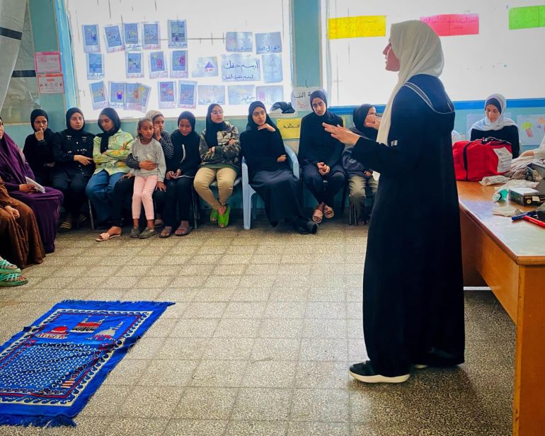 هكذا يساهم طلبة الطب بغزة في إنقاذ ضحايا الحرب 2 طالبة طب متطوعة خلال تدريب في مركز إيواء على مهارات الإسعافات الأولية-رائد موسى-غزة-الجزيرة نت