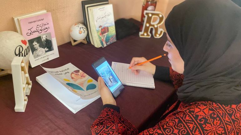 الكتابة في زمن الحرب.. هكذا يقاوم مبدعو غزة الموت والجوع 2 احتلت معاناة المرأة في غزة مساحة كبيرة من رواية اثير غزة للروائية الشابة أمل أبو سيف-رائد موسى-خان يونس-الجزيرة نت