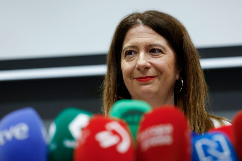 هل تطيح الفضائح المتلاحقة برئيس وزراء إسبانيا؟ 2 epa12154280 Spanish journalist and socialist activist Leire Diez addresses the media in Madrid, Spain, 04 June 2025, after requesting to be discharged from the Spanish Socialist Workers' Party (PSOE). The party opened a case against her on 29 May following the release of an audio recording in which she digs up dirt on Lieutenant Colonel Antonio Balas, head of the Civil Guard's Central Operational Unit (UCO), allegedly in exchange for legal benefits for a defendant. EPA-EFE/CHEMA MOYA