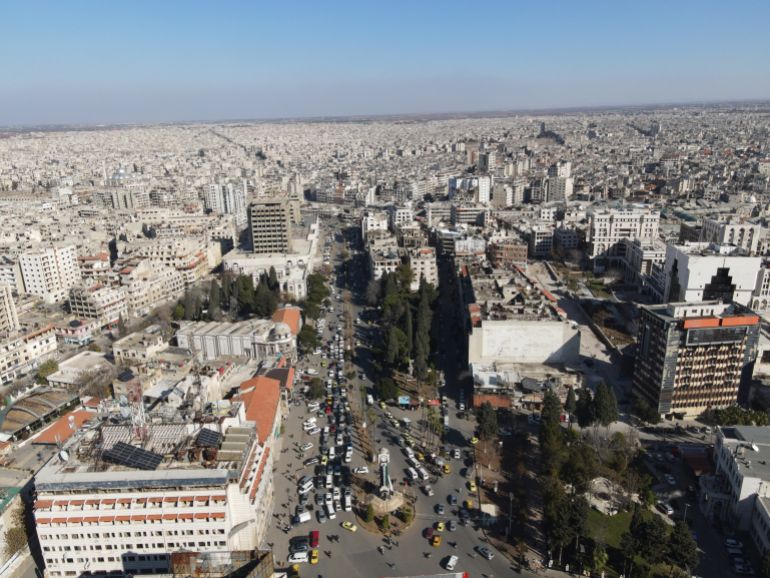 نيويورك تايمز: رحلة عبر مدن سوريا بعد التحرير 2 صورة جوية تظهر مدينة حمص وساحة الساعة الأبرز في حمص