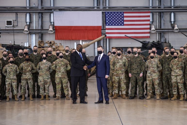 يحارب روسيا ويبغض ألمانيا والليبرالية.. الملاكم الذي أصبح رئيس بولندا 2 U.S. Defence Secretary Austin Visits Troops At Polish Base