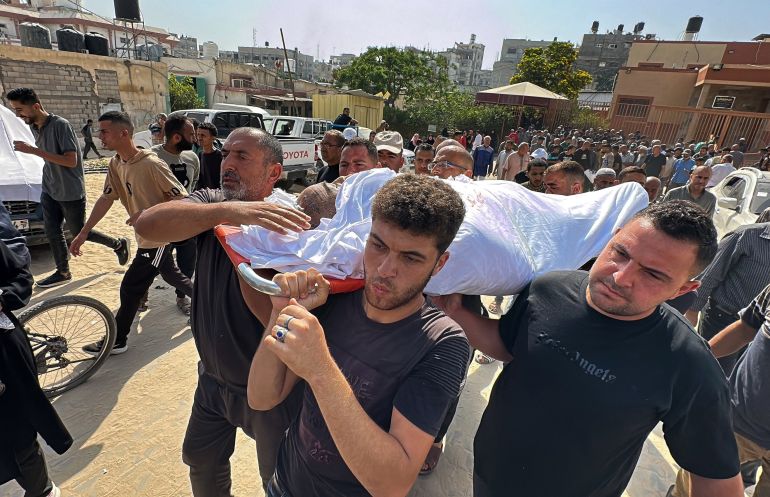 بالصور.. مساعدات غزة طرود مخضبة بالدماء 11 SENSITIVE MATERIAL. THIS IMAGE MAY OFFEND OR DISTURB Mourners attend the funeral of Hamdi Al-Najjar, a Palestinian father and doctor who, according to medics, lost nine of his children in an Israeli strike before days, and was killed after being wounded in Israeli strikes, in Khan Younis, in the southern Gaza Strip, June 1, 2025. REUTERS/Hatem Khaled