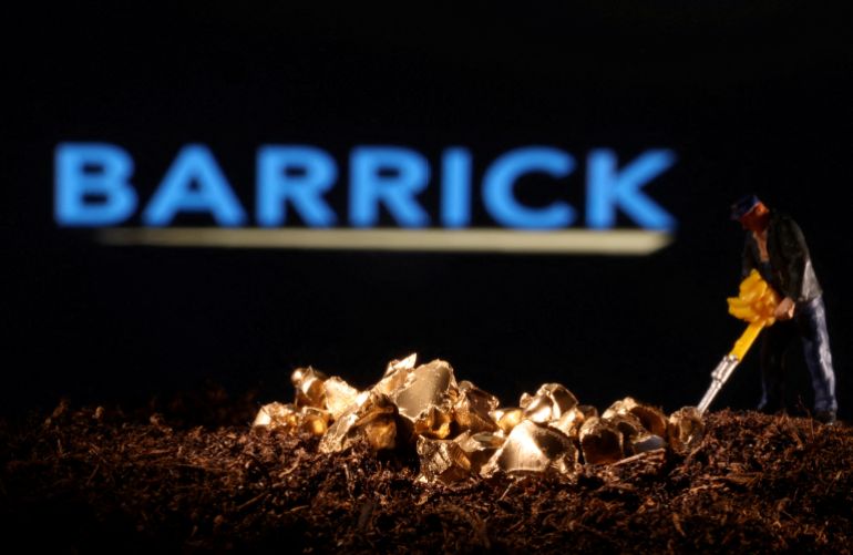 مالي تبدأ في بناء مصفاة جديدة للذهب بالتعاون مع روسيا 1 FILE PHOTO: A small toy figure and gold imitation are seen in front of the Barrick logo in this illustration taken November 19, 2021. REUTERS/Dado Ruvic/Illustration/File Photo/File Photo