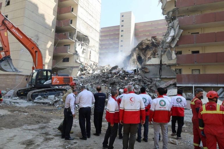 بلومبيرغ تحذر من انهيار اقتصادي وارتفاع التضخم في إيران 1 In this photo released by the Iranian Red Crescent Society rescuers work at the scene of an explosion after an Israeli strike in Tehran, Iran, Friday, June 13, 2025. (Iranian Red Crescent Society via AP)