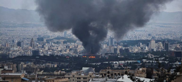 40 حالة سابقة تخبرنا.. القصف الجوي لن يغير النظام في إيران 3 TEHRAN, IRAN - JUNE 16: Smoke rises after a reported Israeli strike on a building used by Islamic Republic of Iran News Network, part of Iran's state TV broadcaster, on June 16, 2025 in Tehran, Iran. Over recent days, Iran has been hit by a series of Israeli airstrikes targeting military and nuclear sites, as well as top military officials, prompting Iran to launch a counterattack. (Photo by Stringer/Getty Images)
