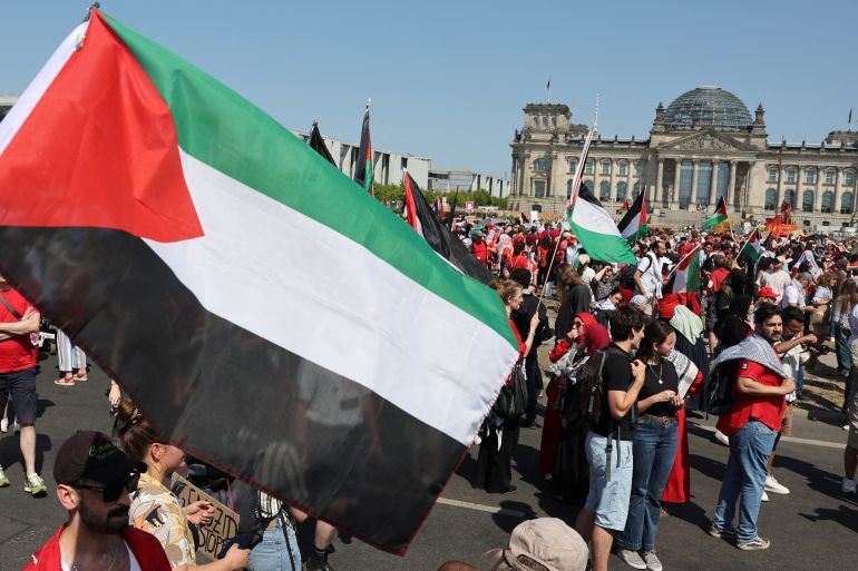 ماذا تقول نظريات حروب التحرر عن النصر والهزيمة في غزة؟ 3 Demonstrators protest against conditions in Gaza and to impose sanctions against Israel and against arms shipments in front of the Reichstag building, the seat of the lower house of parliament Bundestag, in Berlin, Germany, June 21, 2025. REUTERS/Fabrizio Bensch