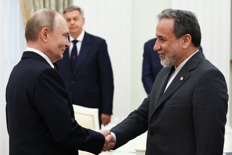 لماذا تخلت روسيا عن إيران في حربها مع إسرائيل؟ 1 In this pool photograph distributed by the Russian state agency Sputnik, Russia's President Vladimir Putin and Iranian Foreign Minister Abbas Araghchi shake hands during a meeting at the Kremlin in Moscow on June 23, 2025. (Photo by Alexander KAZAKOV / POOL / AFP)