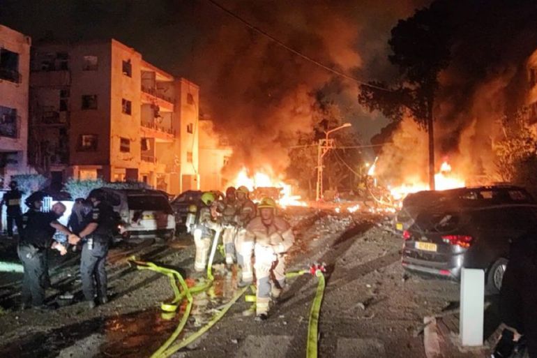الصحافة الإسرائيلية: كيف تبدو إسرائيل بعد 12 يوما من الضربات الإيرانية؟ 1 إندلاع الحرائق بعد سقوط الصواريخ الإيرانية على حيفا