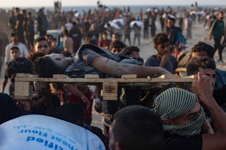 مجازر الطحين في غزة.. لماذا تقتل إسرائيل المدنيين في طوابير المساعدات؟ 1 epaselect epa12181960 Palestinians carry the body of a man who was killed by Israeli army fire while trying to obtain flour, west of Jabalia on 17 June, 2025, after humanitarian aid trucks entered the northern Gaza Strip through the Israeli-controlled Zikim crossing, northwest of Gaza City. EPA-EFE/HAITHAM IMAD
