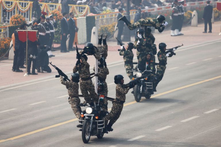 لماذا عادت أميركا إلى الاستعراضات العسكرية بعد أكثر من 30 عاما؟ 1 India soldiers on motorbikes demonstrate their skills during India's 75th Republic Day parade in New Delhi on January 26, 2024. President Emmanuel Macron was guest of honour for India's pomp-filled annual military parade, in a state visit aimed at shoring up France's strategic ties with the world's fifth-largest economy. (Photo by Ludovic MARIN / AFP) (Photo by LUDOVIC MARIN/AFP via Getty Images)