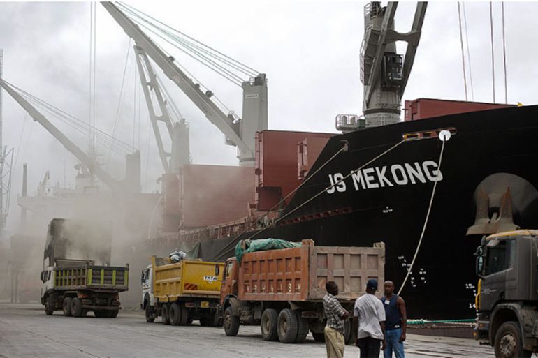 5 أسئلة لفهم الممرات الاقتصادية في شرق أفريقيا 6 Cranes are seen unloading 'Clinker' from the JS Mekong, a bulk carrier ship and into waiting trucks while on the dockside at Mombasa port, managed by the Kenya Ports Authority, a state-run company in Mombasa, Kenya, on Friday, April 26, 2013. Kenya's Mombasa port is East Africa's busiest, handling imports that include grain, fertilizer, cement and oil as well as exports of coffee, tea and sugar. Photographer: Trevor Snapp/Bloomberg via Getty Images