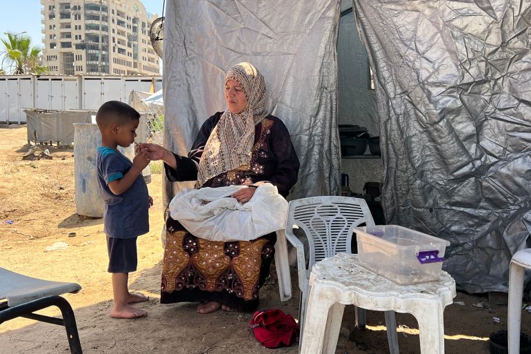 بخيمة وجوع وخوف.. لسان حال أهالي غزة وهم يستقبلون العيد 2 أم يوسف لا تجد في العيد ما تطعمه لأطفالها سوى الخبز اليابس الذي جففته قبل عدة شهور