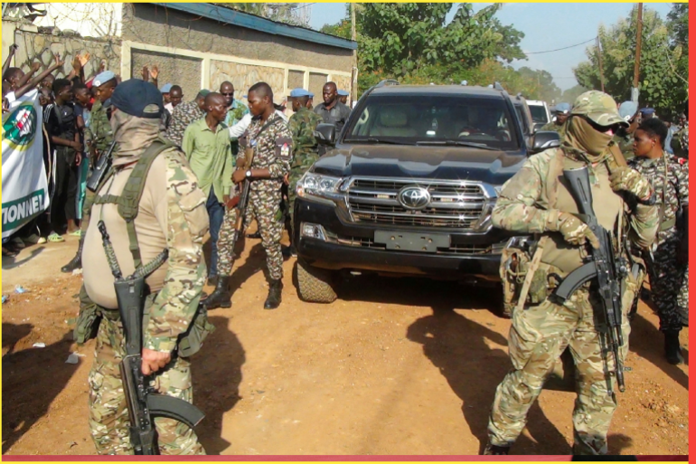 المحكمة الجنائية تحقق في "انتهاكات" فاغنر بمنطقة الساحل 1 Russian officers from the wagner group are seen around Central African president Faustin-Archange Touadera as they are part of the presidential security system during the referendum campaign to change the constitution and remove term limits, in Bangui, Central African Republic July 17, 2023. REUTERS/Leger Kokpakpa