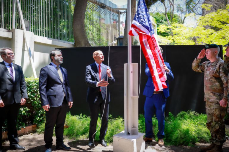 بحضور وزير الخارجية السوري أسعد حسن الشيباني مراسم رفع علم الولايات المتحدة الأمريكية في دار السكن في دمشق من قبل المبعوث الخاص الأمريكي توماس باراك