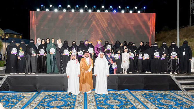 استعرضت دور الفن التشكيلي في التنمية المستدامة.. ملتقى «تنومه» الدولي يكرم الدكتورة منال الرويشد 4 806